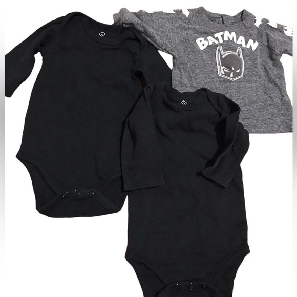 0-3m 3pc bundle of black onesie and Batman shirt - Picture 5 of 6